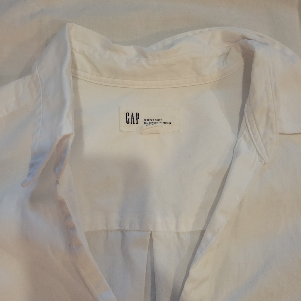 Gap White Collared Button-Up Small - Picture 2 of 4